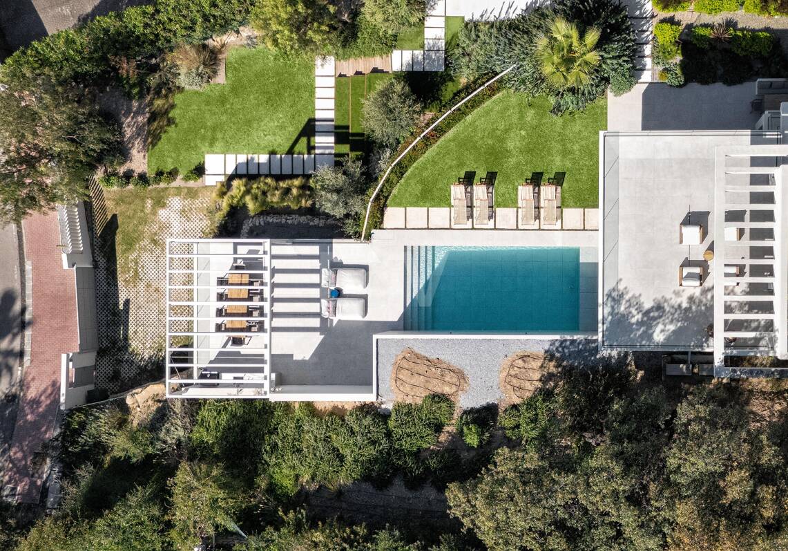 Villa Alma – Où l'architecture moderne rencontre la chaleur méditerranéenne