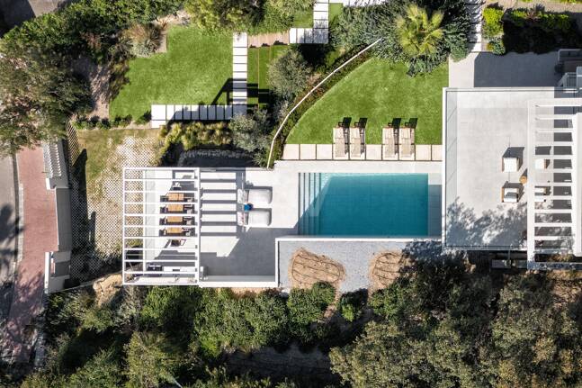 Villa Alma – Où l'architecture moderne rencontre la chaleur méditerranéenne
