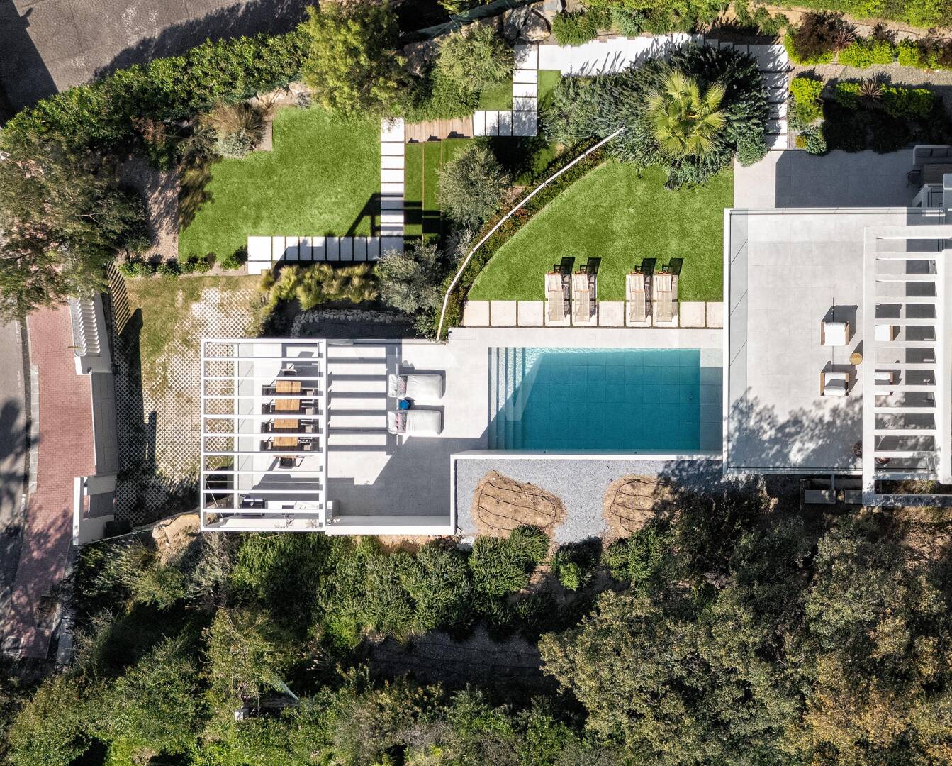 Villa Alma – Où l'architecture moderne rencontre la chaleur méditerranéenne