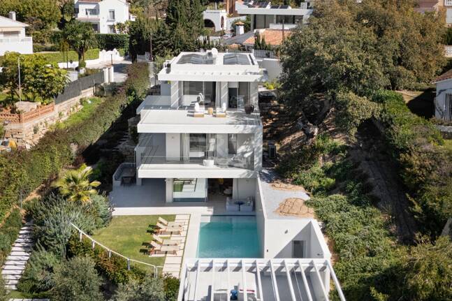 Villa Alma – Où l'architecture moderne rencontre la chaleur méditerranéenne