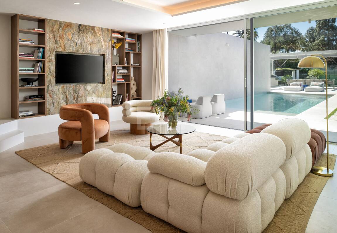 Villa Alma – Où l'architecture moderne rencontre la chaleur méditerranéenne