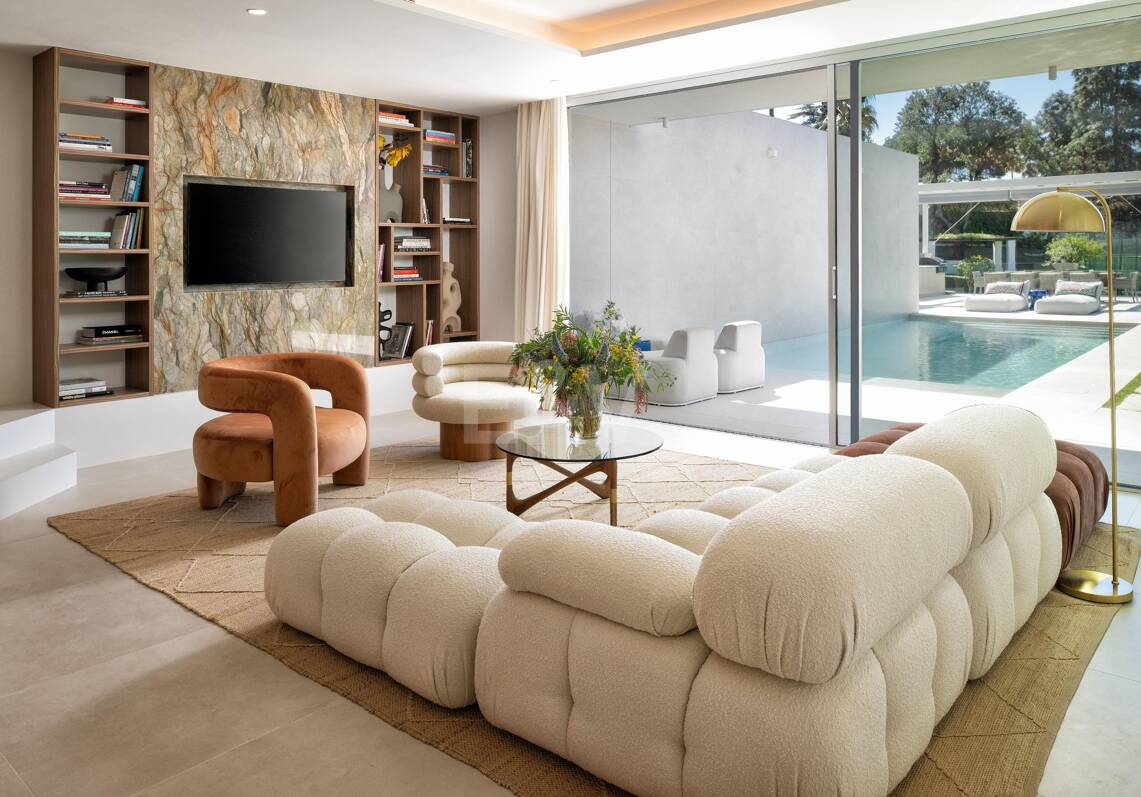 Villa Alma – Où l'architecture moderne rencontre la chaleur méditerranéenne