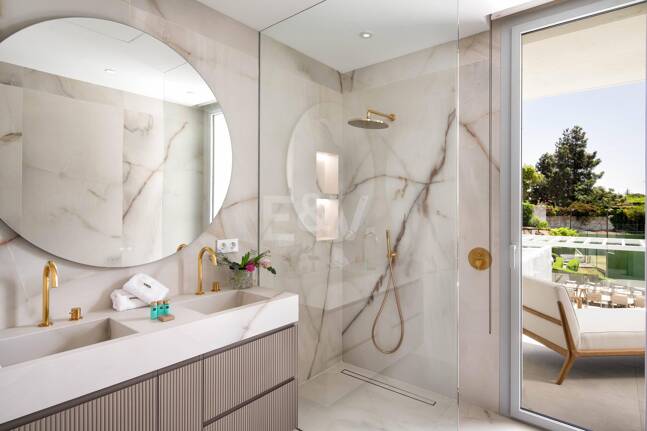 Villa Alma – Où l'architecture moderne rencontre la chaleur méditerranéenne