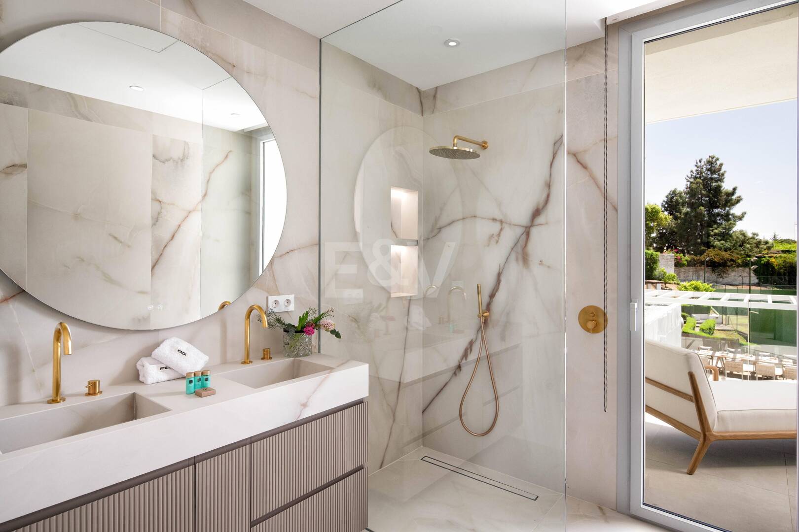 Villa Alma – Où l'architecture moderne rencontre la chaleur méditerranéenne