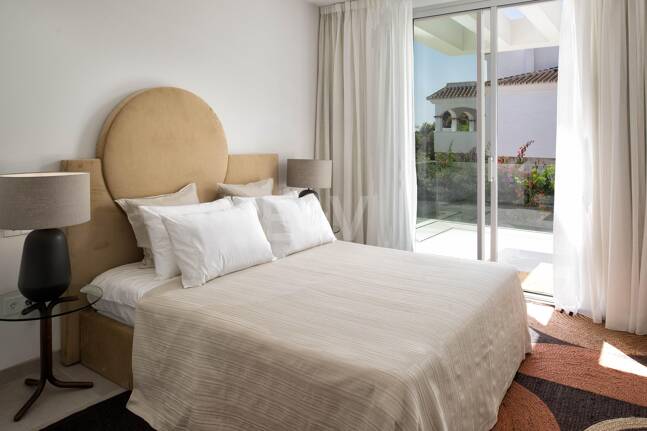 Villa Alma – Où l'architecture moderne rencontre la chaleur méditerranéenne