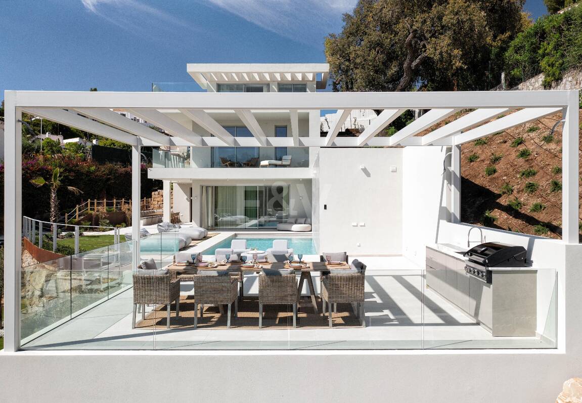 Villa Alma – Où l'architecture moderne rencontre la chaleur méditerranéenne