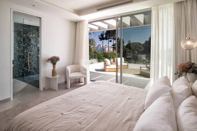 Villa Alma – Où l'architecture moderne rencontre la chaleur méditerranéenne