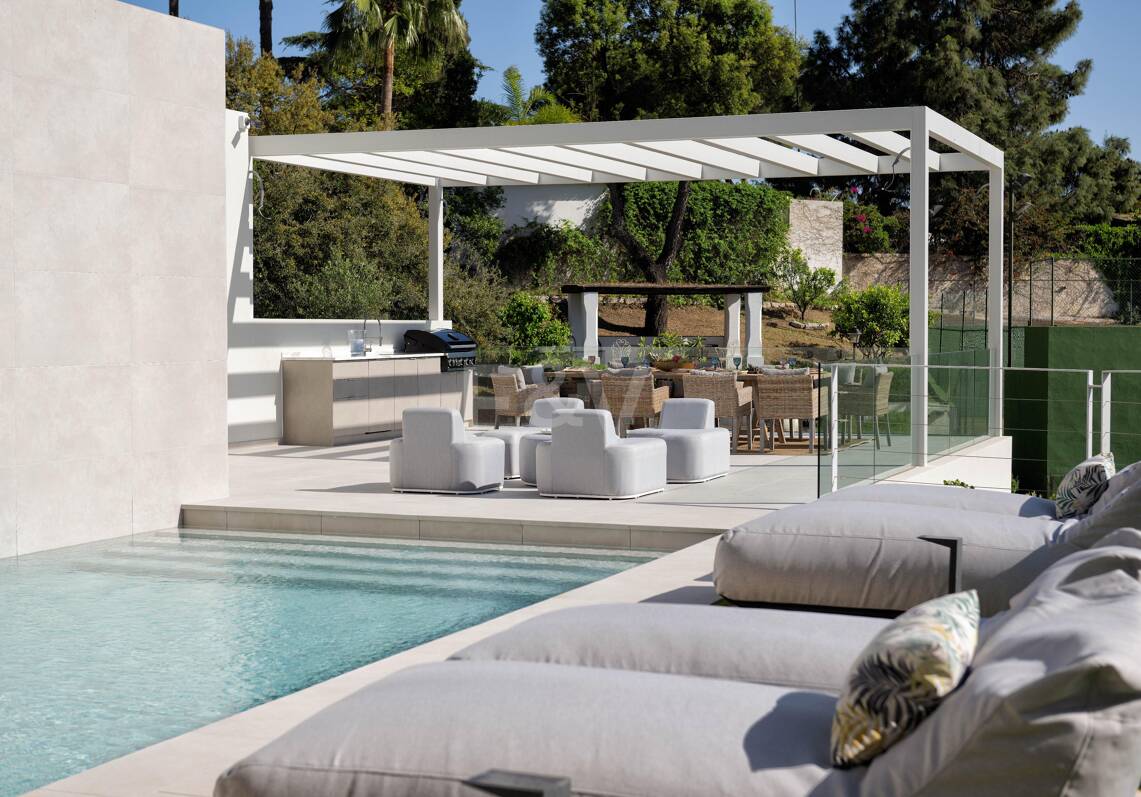 Villa Alma – Où l'architecture moderne rencontre la chaleur méditerranéenne