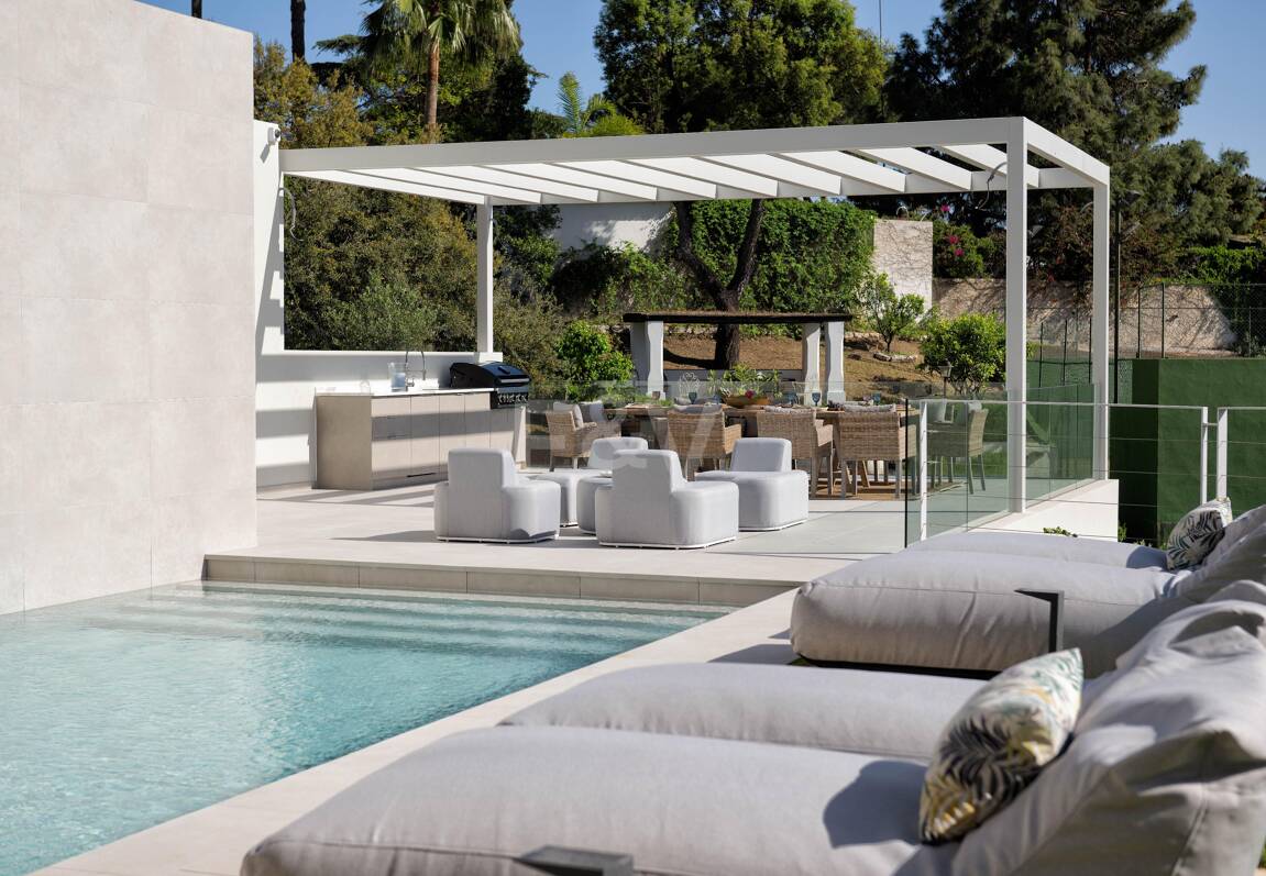 Villa Alma – Où l'architecture moderne rencontre la chaleur méditerranéenne