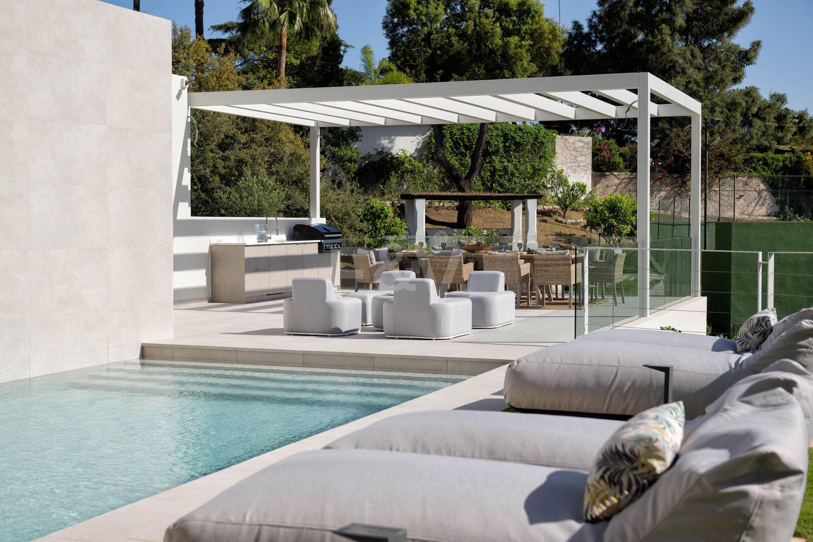 Villa Alma – Où l'architecture moderne rencontre la chaleur méditerranéenne