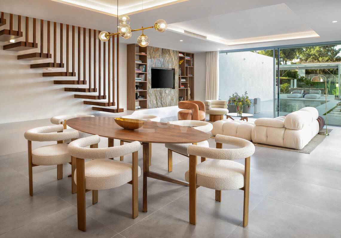 Villa Alma – Où l'architecture moderne rencontre la chaleur méditerranéenne