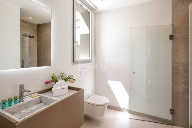 Villa Alma – Où l'architecture moderne rencontre la chaleur méditerranéenne