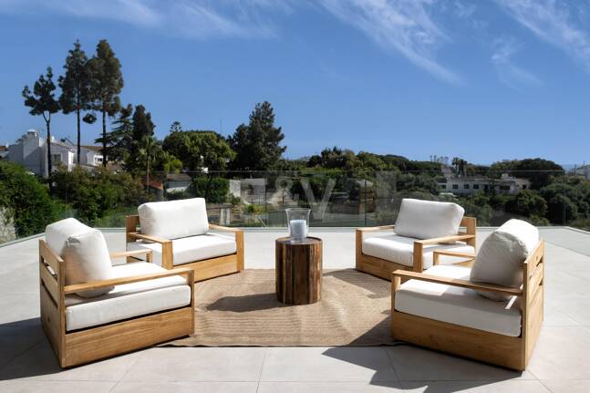 Villa Alma – Où l'architecture moderne rencontre la chaleur méditerranéenne