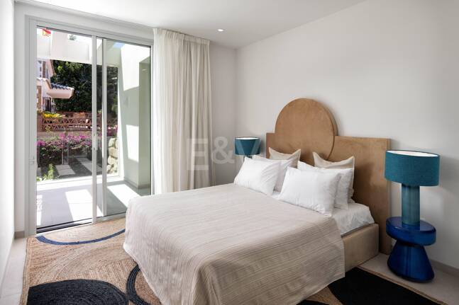 Villa Alma – Où l'architecture moderne rencontre la chaleur méditerranéenne