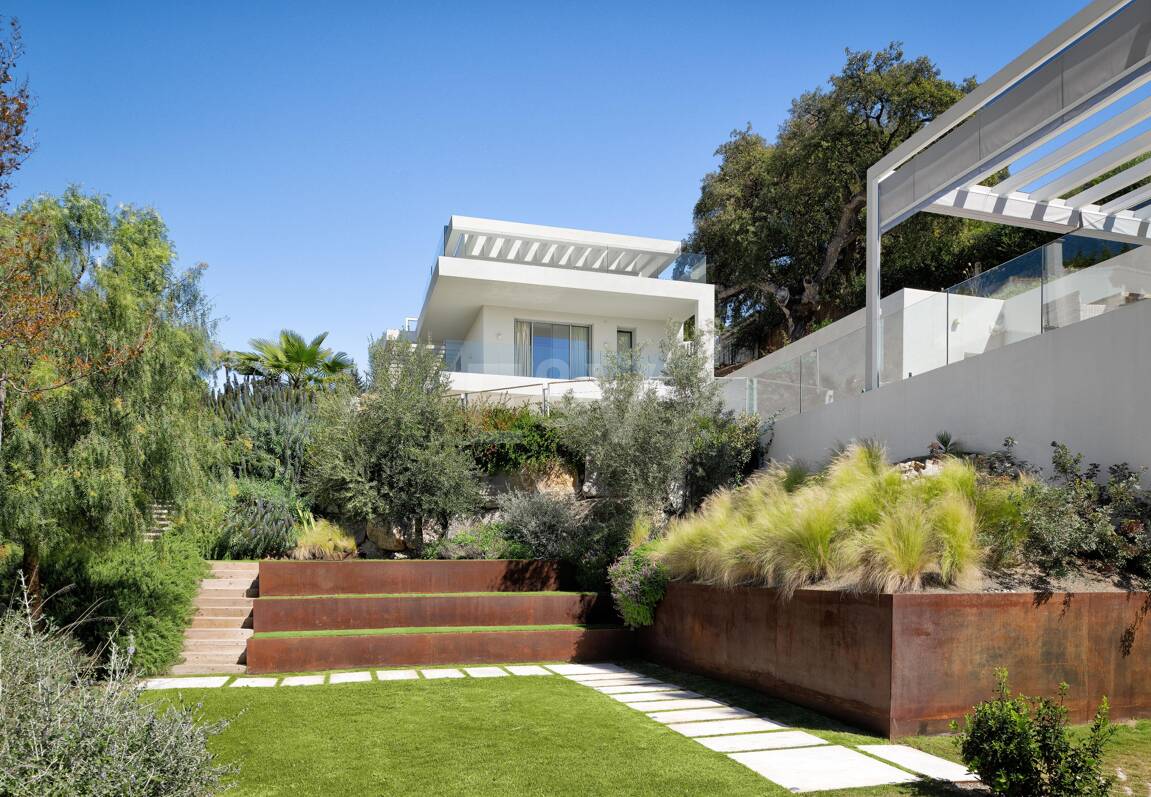 Villa Alma – Où l'architecture moderne rencontre la chaleur méditerranéenne