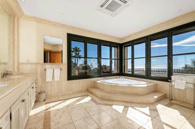 Fantástica casa familiar con impresionantes vistas al mar y al campo de golf