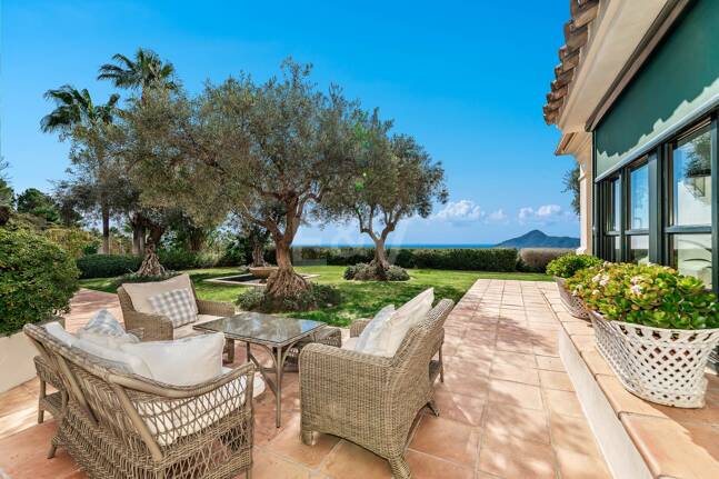 Fantástica casa familiar con impresionantes vistas al mar y al campo de golf