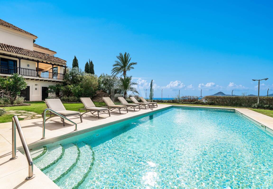 Fantástica casa familiar con impresionantes vistas al mar y al campo de golf