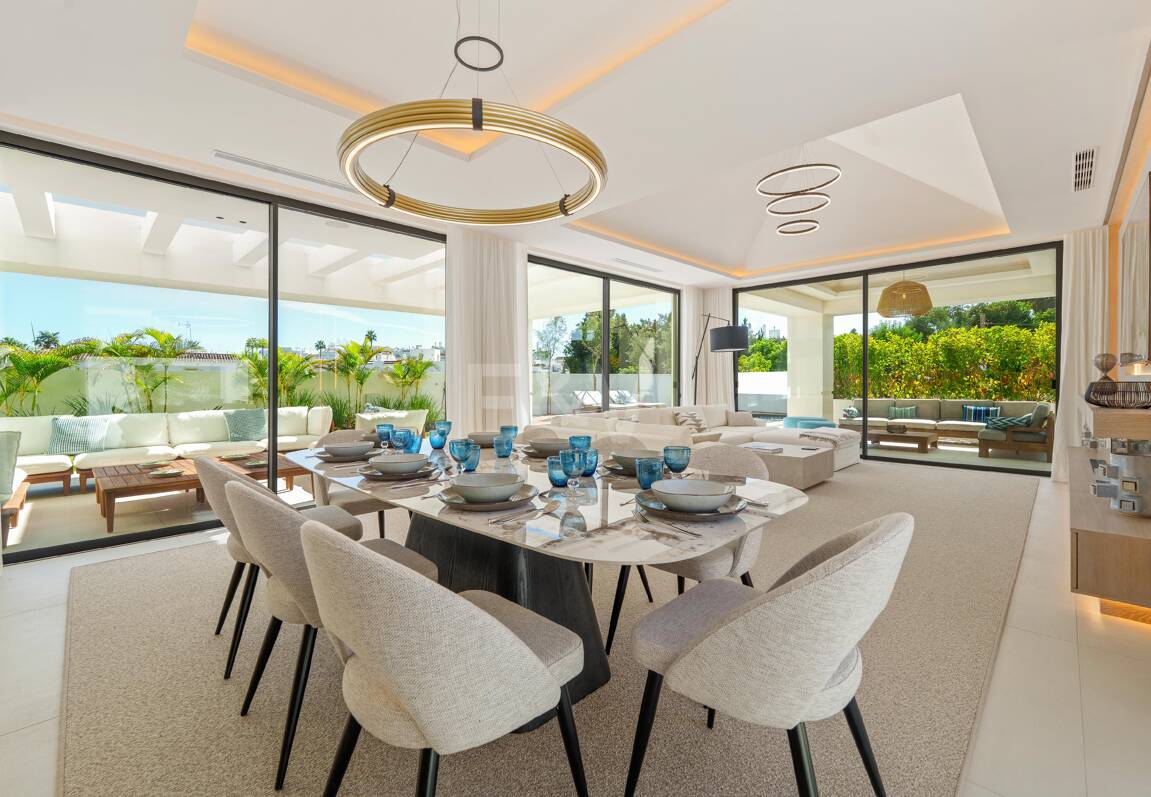 New Beachside Villa med privat spa och kust lugn