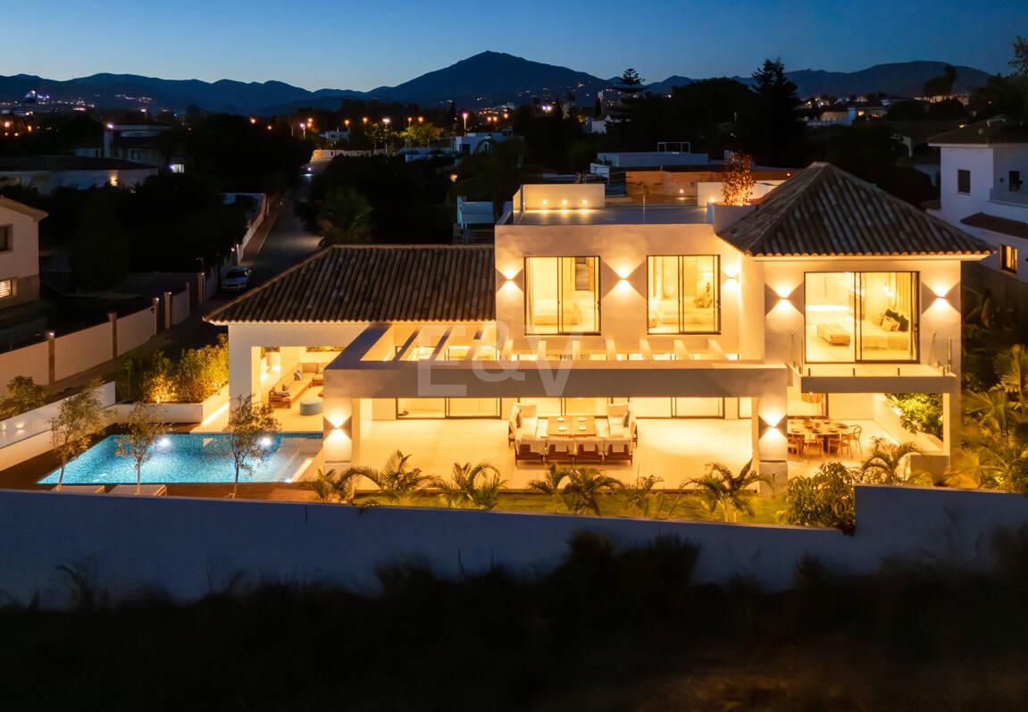 New Beachside Villa med privat spa och kust lugn