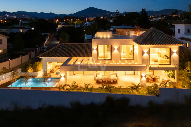 New Beachside Villa med privat spa och kust lugn