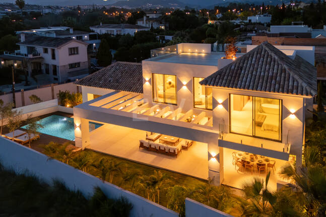 New Beachside Villa med privat spa och kust lugn