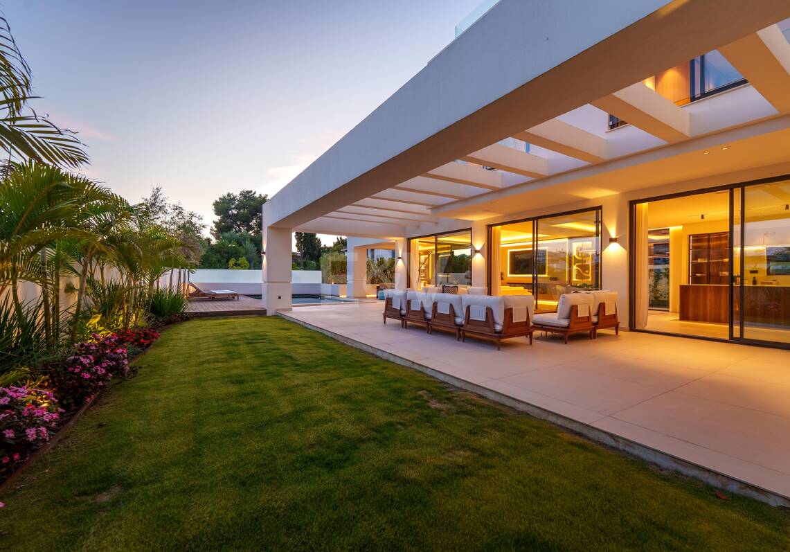 New Beachside Villa with Private Spa, and Coastal Tranquillity