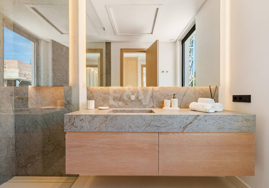 New Beachside Villa with Private Spa, and Coastal Tranquillity