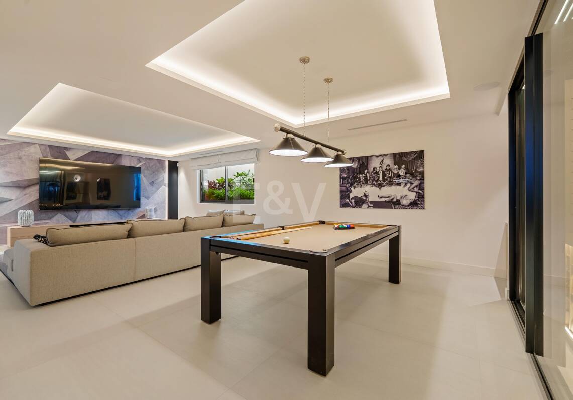 New Beachside Villa with Private Spa, and Coastal Tranquillity