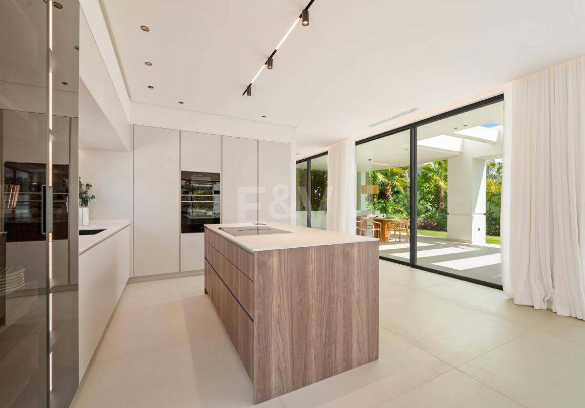 New Beachside Villa with Private Spa, and Coastal Tranquillity