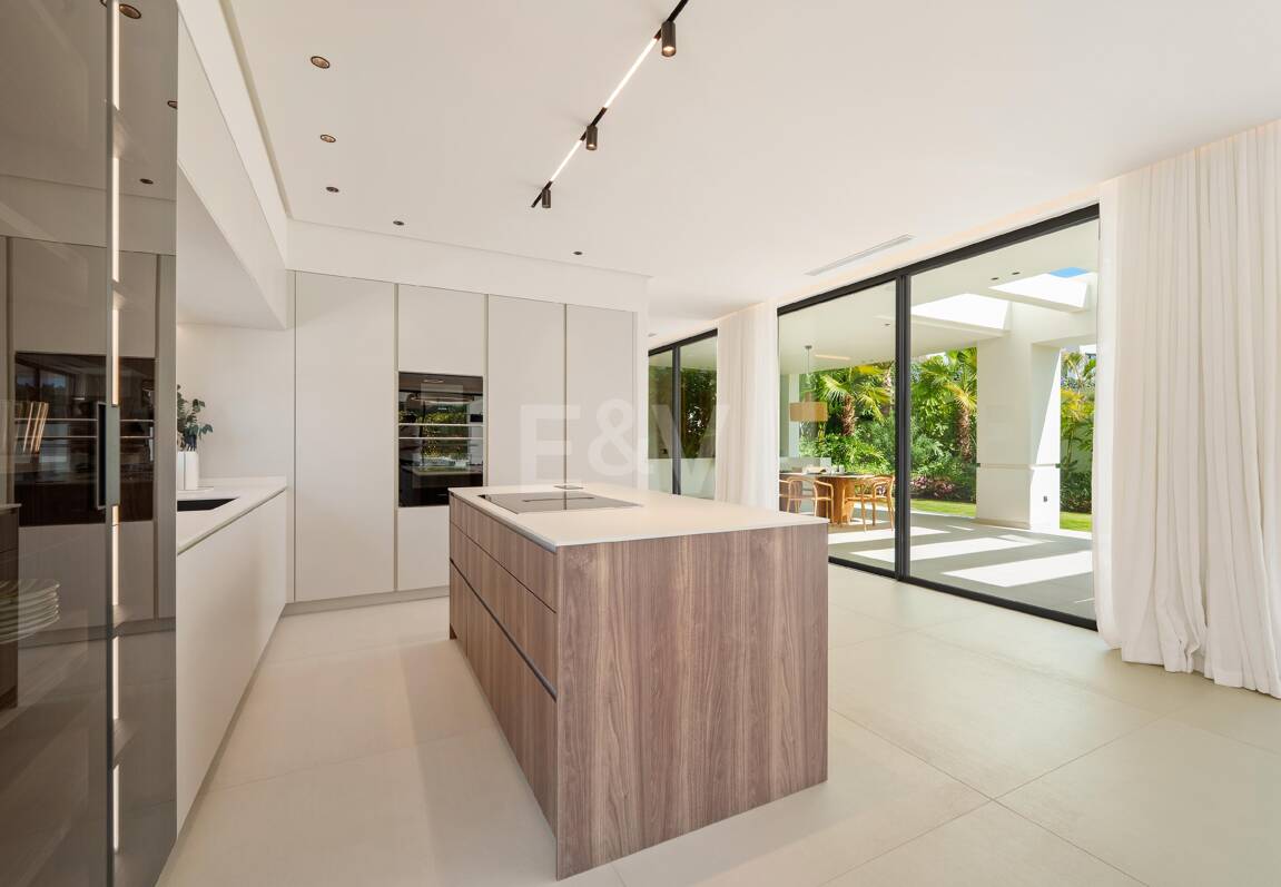 New Beachside Villa med privat spa och kust lugn