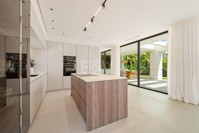 New Beachside Villa med privat spa och kust lugn