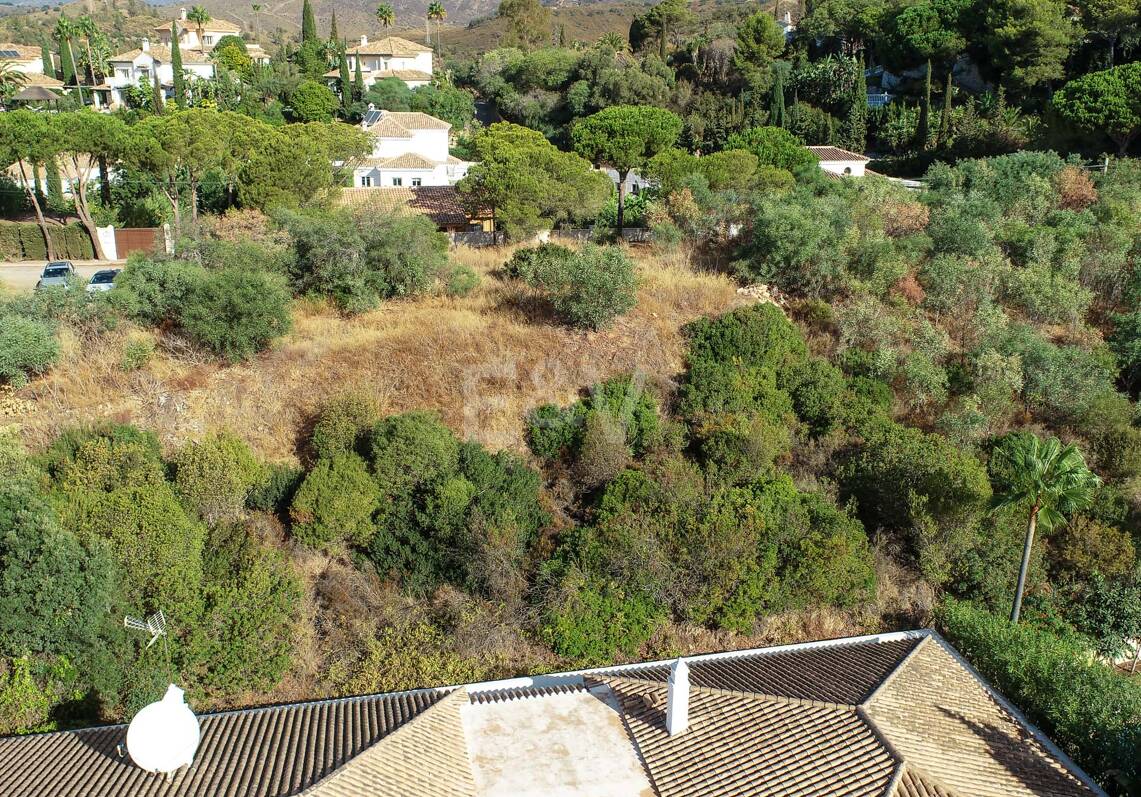 Construye la casa de tus sueños – Parcela con licencia y proyecto de villa moderna