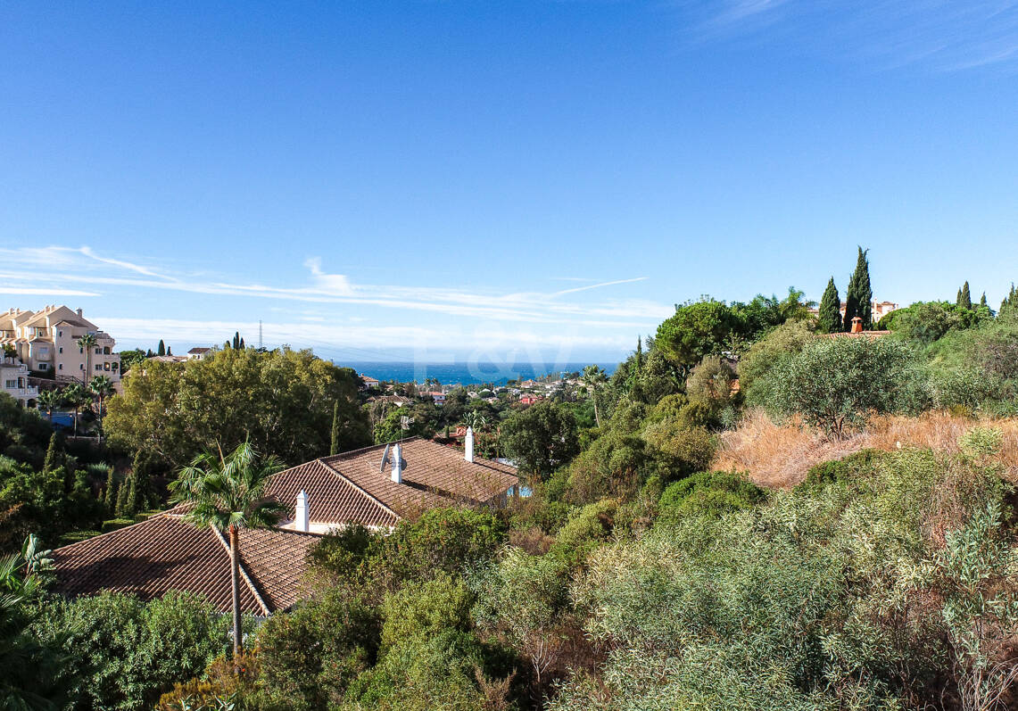 Construye la casa de tus sueños – Parcela con licencia y proyecto de villa moderna