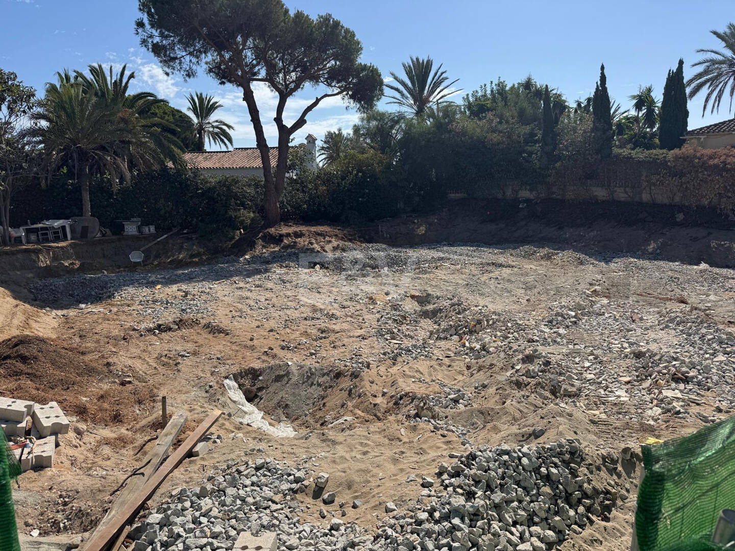 Terrain, projet et licence pour construire une villa moderne près de la plage