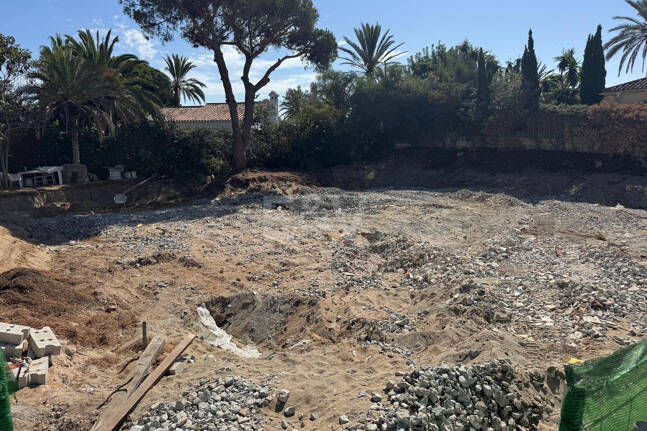 Terrain, projet et licence pour construire une villa moderne près de la plage