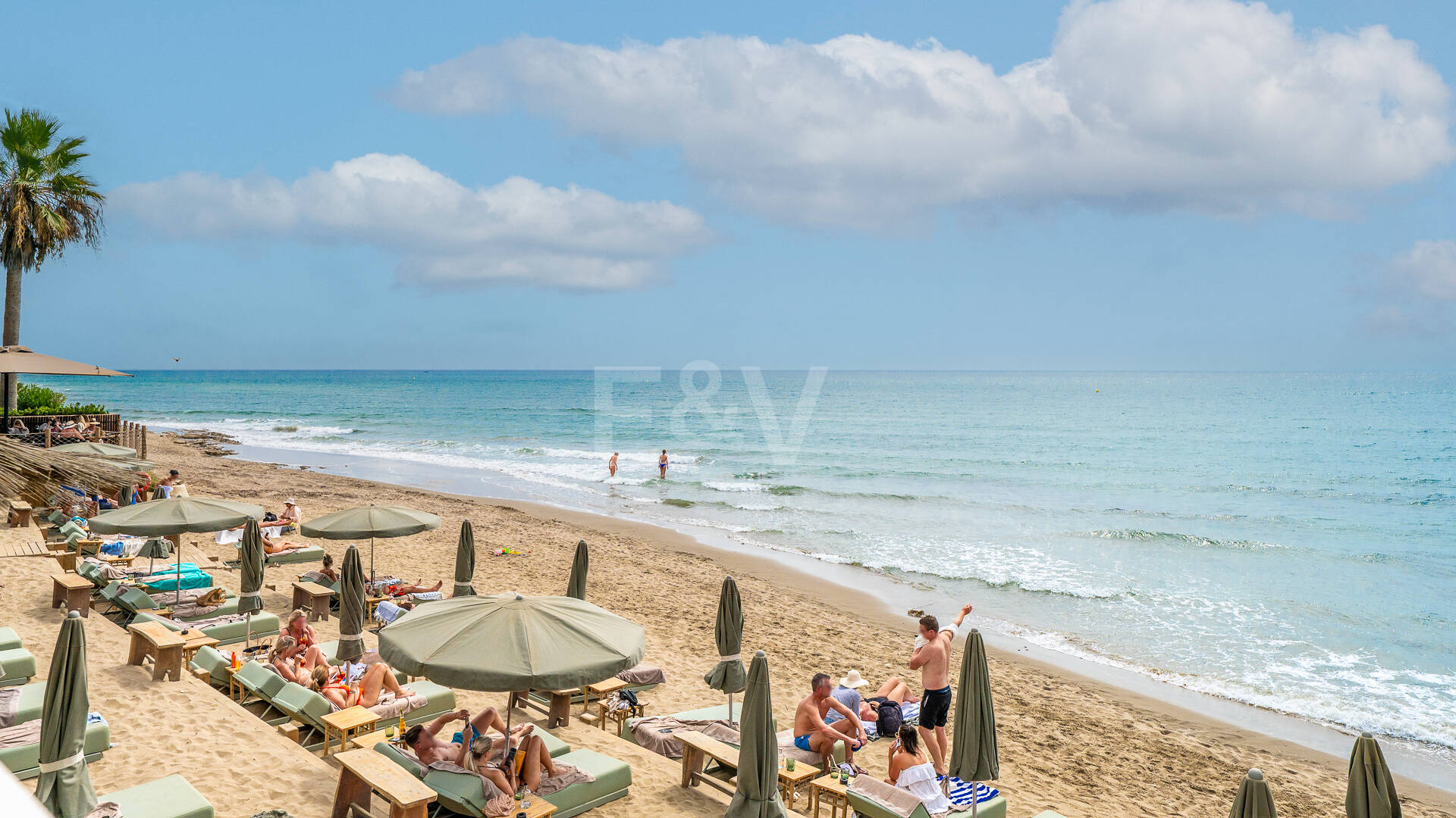 Terrain, projet et licence pour construire une villa moderne près de la plage