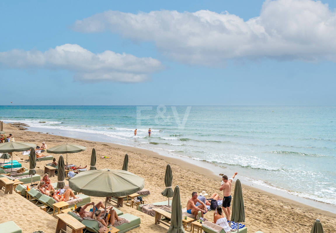 Terrain, projet et licence pour construire une villa moderne près de la plage