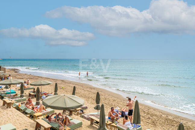 Terrain, projet et licence pour construire une villa moderne près de la plage
