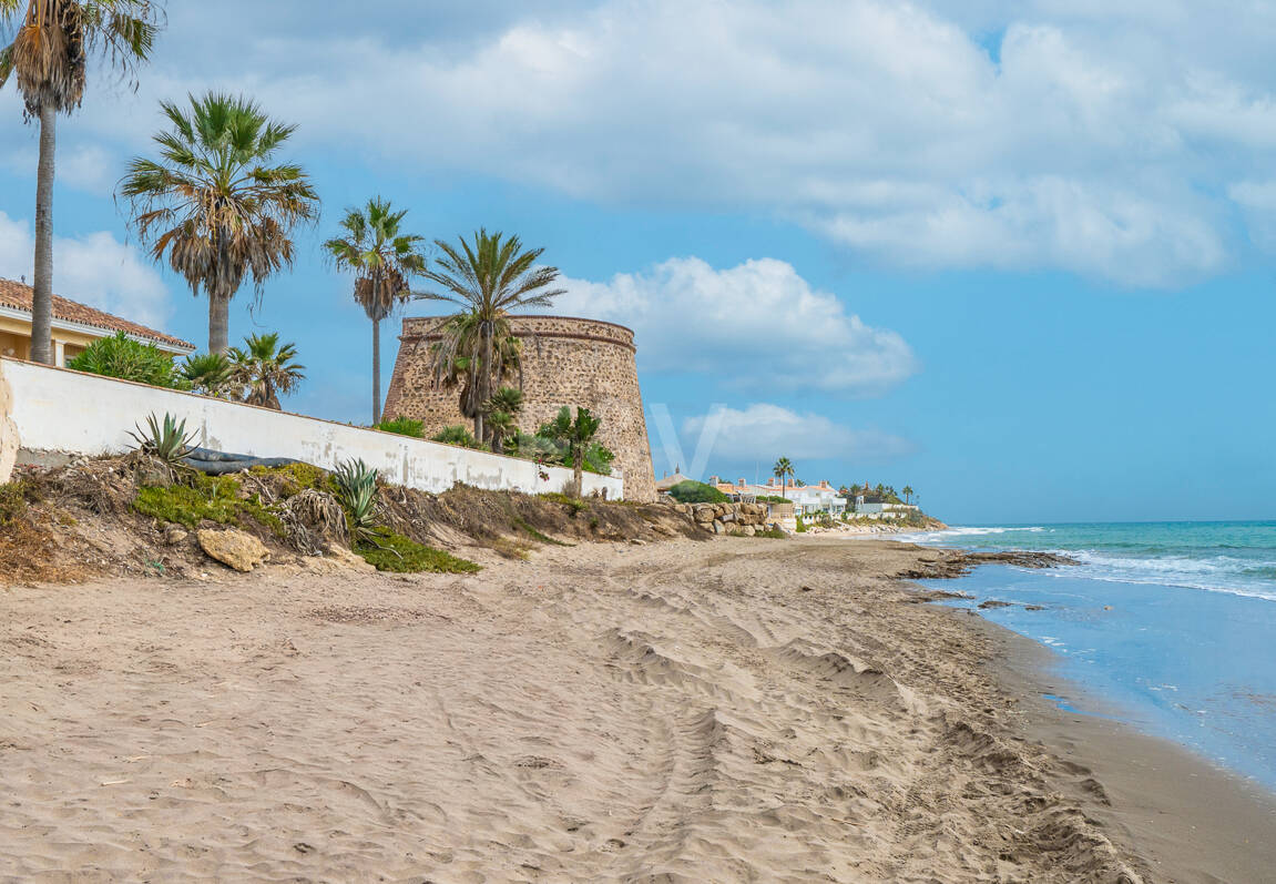 Terrain, projet et licence pour construire une villa moderne près de la plage