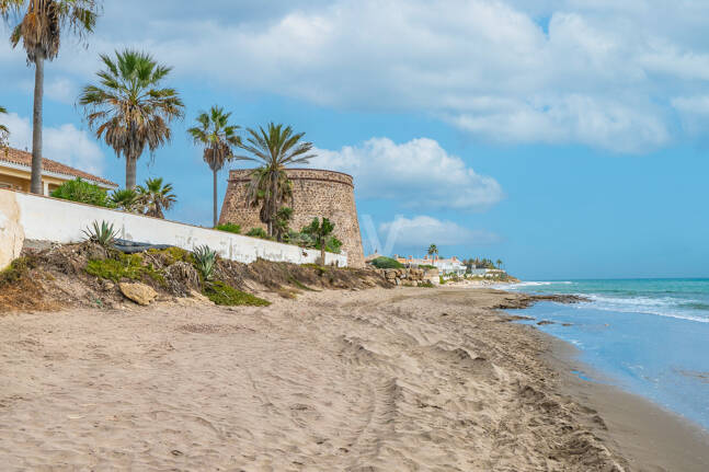 Terrain, projet et licence pour construire une villa moderne près de la plage