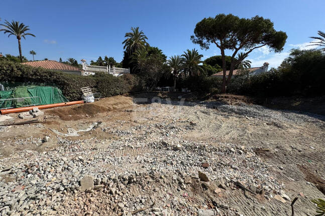 Terrain, projet et licence pour construire une villa moderne près de la plage