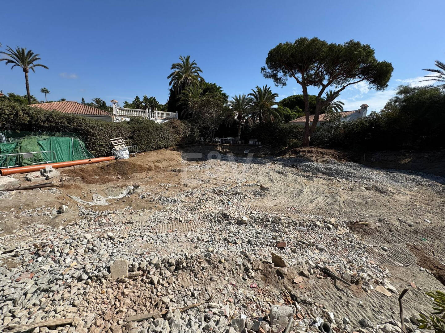Terrain, projet et licence pour construire une villa moderne près de la plage