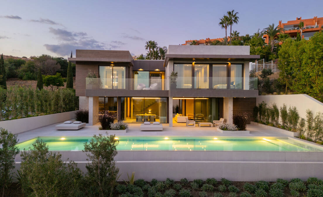 Luxuriöser, offener Raum mit Panoramablick.