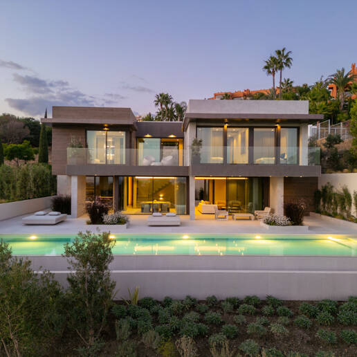 Luxuriöser, offener Raum mit Panoramablick.