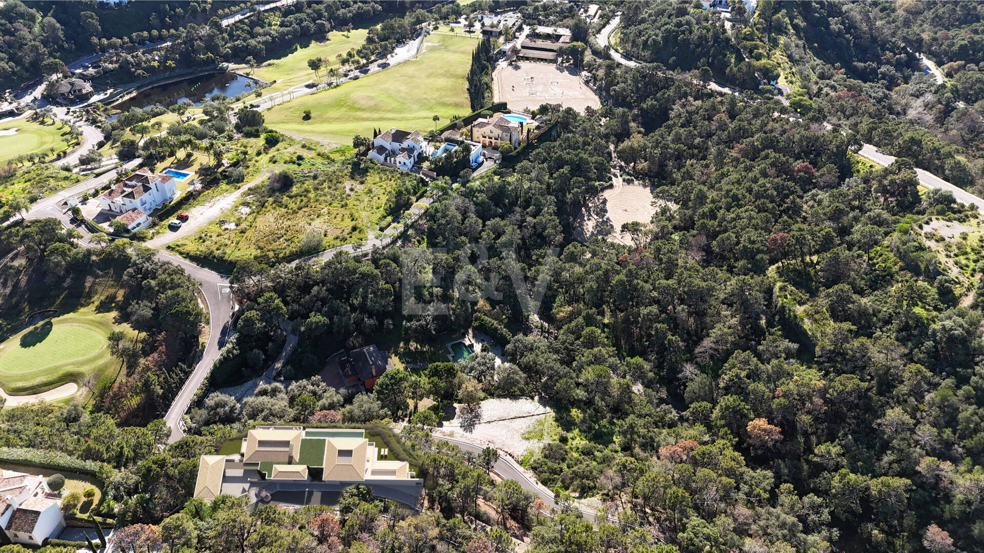 Villa hors plan de luxe dans un complexe de golf prestigieux avec 24h de sécurité