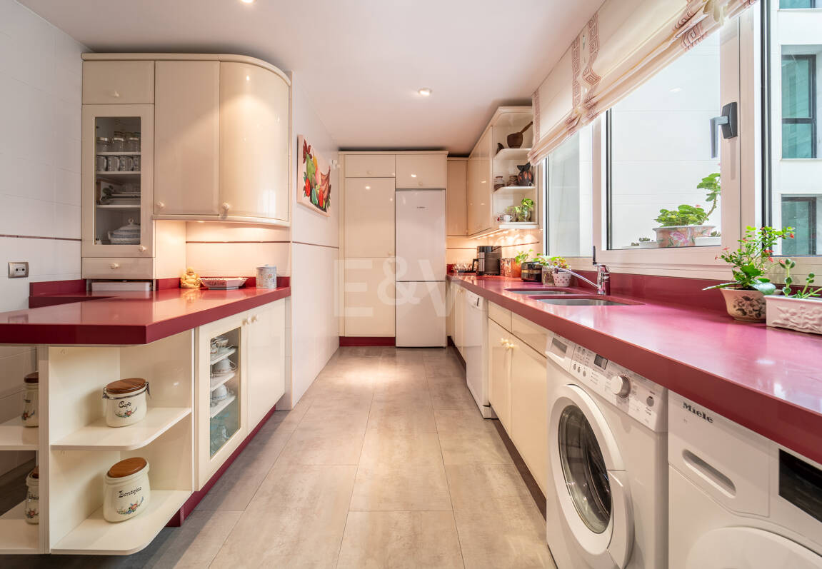 300-m²-Apartment in Strandnähe mit großer Terrasse nahe dem Zentrum von Marbella