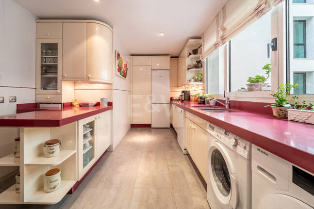 300-m²-Apartment in Strandnähe mit großer Terrasse nahe dem Zentrum von Marbella