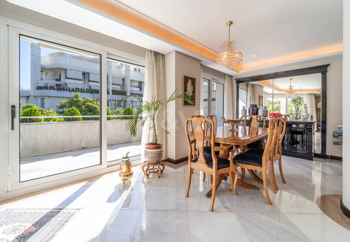 300-m²-Apartment in Strandnähe mit großer Terrasse nahe dem Zentrum von Marbella