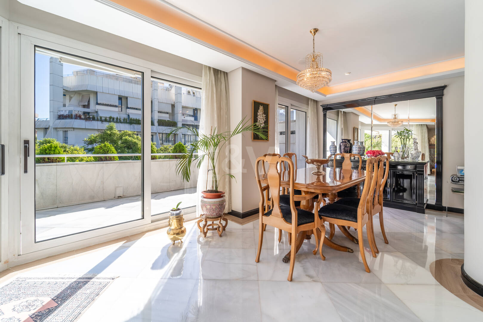 300-m²-Apartment in Strandnähe mit großer Terrasse nahe dem Zentrum von Marbella